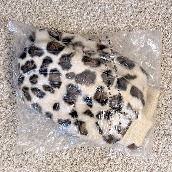 CC Leopard Convertible Mittens - Picture 7 of 7